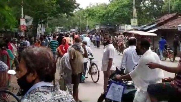 লকডাউনের তদারকিতে টিকিয়াপাড়া গিয়েছিল পুলিশ