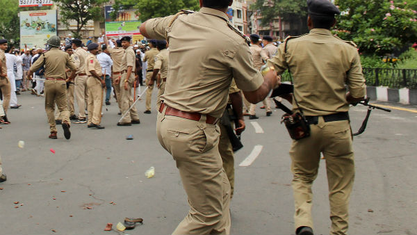 ইন্টারনেট বন্ধের নির্দেশিকার আসে জেলাশাসকের তরফ থেকে ইন্টারনেট বন্ধের নির্দেশিকার আসে জেলাশাসকের তরফ থেকে