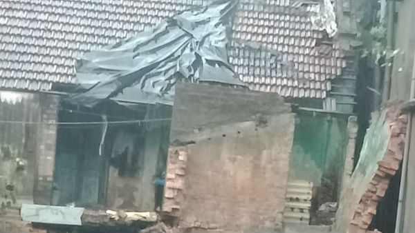 এন্টালিতে ভেঙে পড়েছে বাড়ি