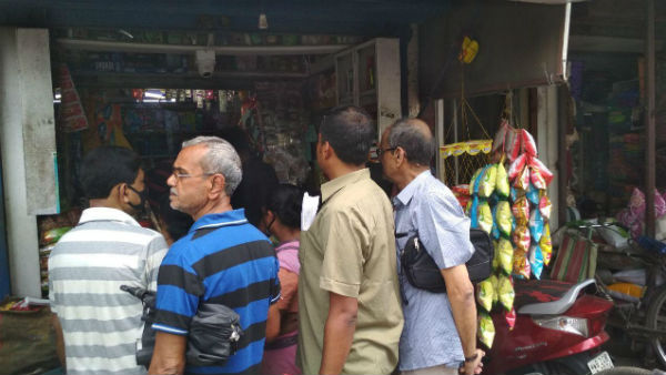 দোকানে বজায় রাখতে হবে ৬ ফুট দূরত্ব