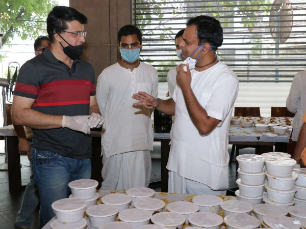করোনা রুখতে সৌরভের সাহায্য করোনা রুখতে সৌরভের সাহায্য