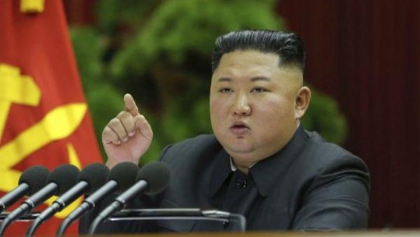 বাবার হাত ধরে কিমের মেয়ে