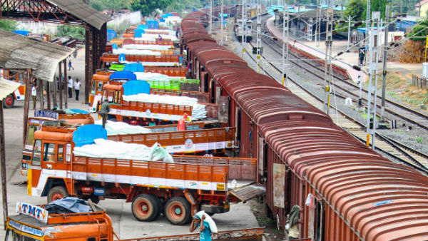 অর্থনীতি সংকটে