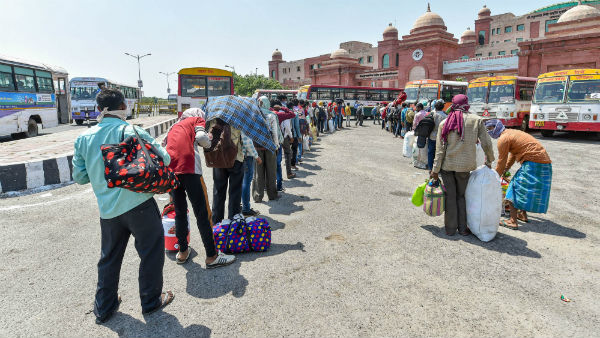 মাস্ক ও স্যানিটাইজারও বিলি করছেন তাঁরা