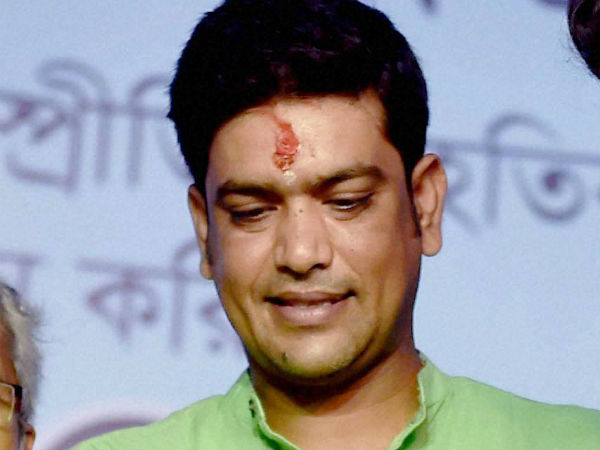 নিজের খরচে দুই লরি ভাড়া করে শ্রমিকদের পাশে ক্রিকেটার