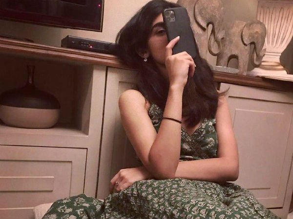 পোষ্যের সঙ্গে মজায় দিন কাটাচ্ছেন সানা