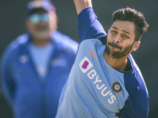 লকডাউনের মাঝেই ক্রিকেট অনুশীলন 