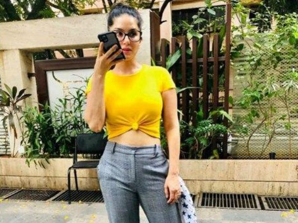 ক্রেতা নাকি সানি লিওন ক্রেতা নাকি সানি লিওন