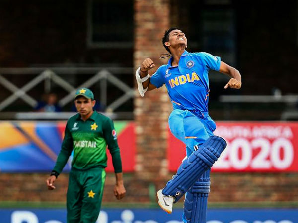 চাল-ডাল তুলে দিয়েছেন ক্রিকেটার যশস্বী চাল-ডাল তুলে দিয়েছেন ক্রিকেটার যশস্বী