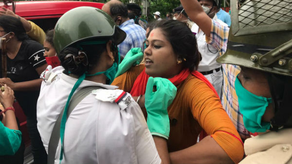 প্রতিবাদে পুলিশের গাড়িতে ভাঙচুর