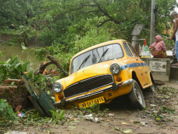 আম্ফানে কলেজ স্ট্রিটের ক্ষতি