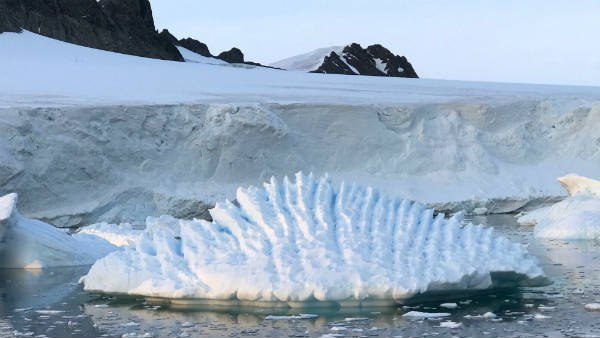 নতুন বরফ জমাট বাঁধার আগেই গলছে বিশাল পরিমাণ বরফের চাঁই