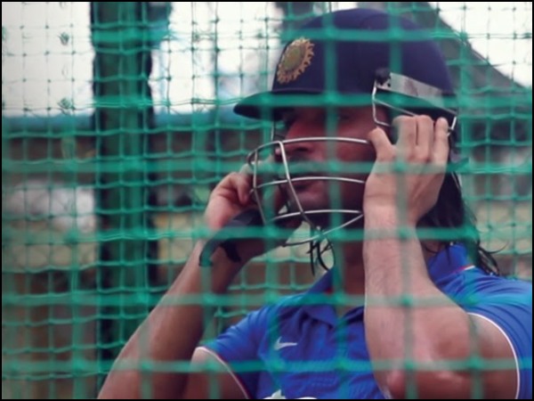 নীরব শোকস্তব্ধ ধোনি নীরব শোকস্তব্ধ ধোনি