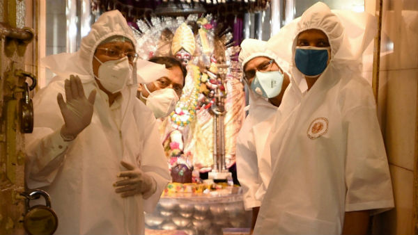 সামাজিক দূরত্ব মেনেই পুজোর আয়োজন