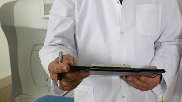 মহিলা ও তাঁর স্বামীকে কাউন্সেলিং করানো হচ্ছে