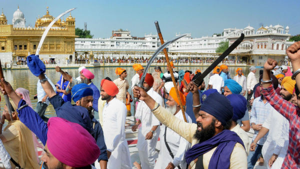 রাজনৈতিক চাপানউতোর তুঙ্গে রাজনৈতিক চাপানউতোর তুঙ্গে