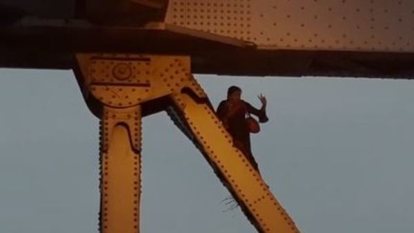 হাওড়া ব্রিজে শোরগোল