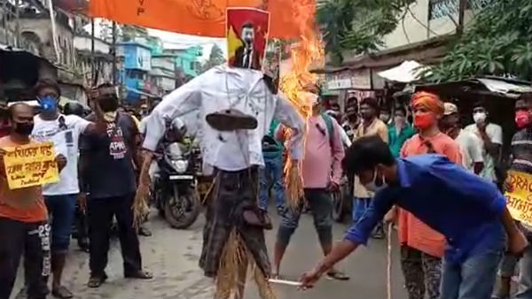 শহীদ জওয়ানদের স্মরণ, চিনা দ্রব্য বর্জন ও জিনপিং এর কুশপুতুল দাহ এবিভিপির শহীদ জওয়ানদের স্মরণ, চিনা দ্রব্য বর্জন ও জিনপিং এর কুশপুতুল দাহ এবিভিপির