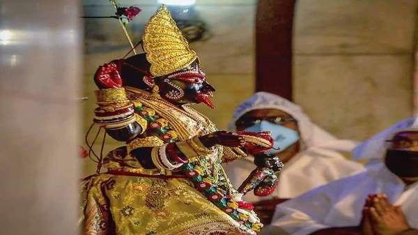  পিপিই পরে সেবাইতরা