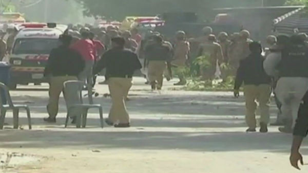 সকালেই কেঁপে ওঠে করাচি