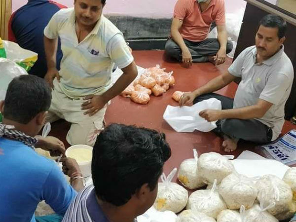 বাড়িতে চলছে ত্রাণের প্যাকেজিংয়ের কাজ