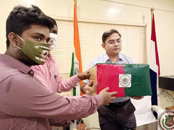 ২২০ কিমি পথ পারি দিয়ে ত্রাণে সাহায্য ২২০ কিমি পথ পারি দিয়ে ত্রাণে সাহায্য