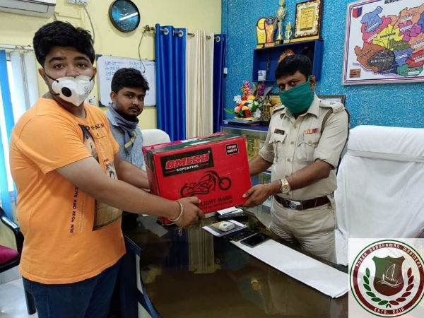 পুলিশকে সাহায্য মোহনবাগানীদের পুলিশকে সাহায্য মোহনবাগানীদের