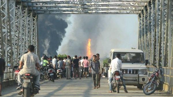 আশেপাশের এলাকায় ছড়িয়ে পড়েছে ধোঁয়া