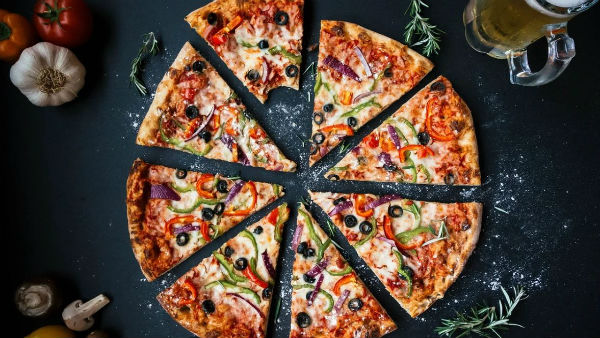 দশ বছর ধরে বিনামূল্যে পিৎজ্জা ডেলিভার দশ বছর ধরে বিনামূল্যে পিৎজ্জা ডেলিভার