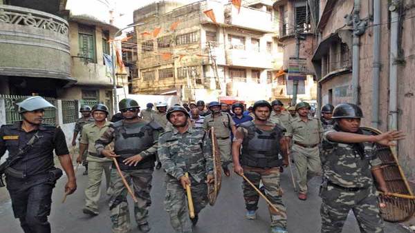পরিস্থিতি নিয়ন্ত্রণে বিশাল পুলিশ বাহিনী পরিস্থিতি নিয়ন্ত্রণে বিশাল পুলিশ বাহিনী