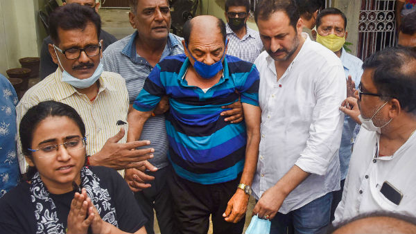 শেষবারের মতো সুশান্ত সিংকে দেখতে আসেন রিয়া শেষবারের মতো সুশান্ত সিংকে দেখতে আসেন রিয়া