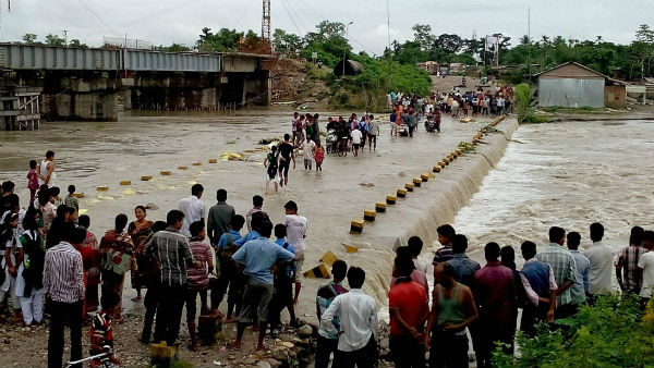 নদীর জল বইছে রাস্তার উপর দিয়ে 