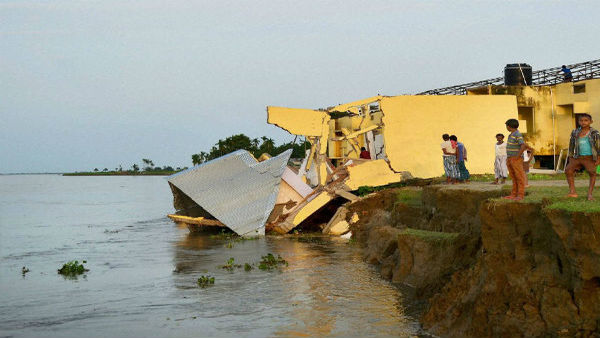 মানিকচকে বন্যা ভাঙন রোধ ও বন্যা প্রতিরোধের কাজ