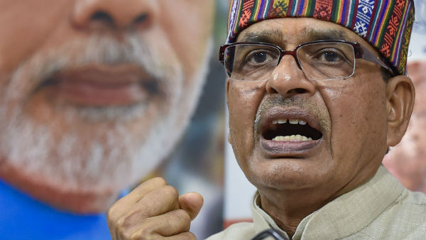 কর্মীর বাড়িতে মধ্যাহ্নভোজ সারেন শিবরাজ কর্মীর বাড়িতে মধ্যাহ্নভোজ সারেন শিবরাজ