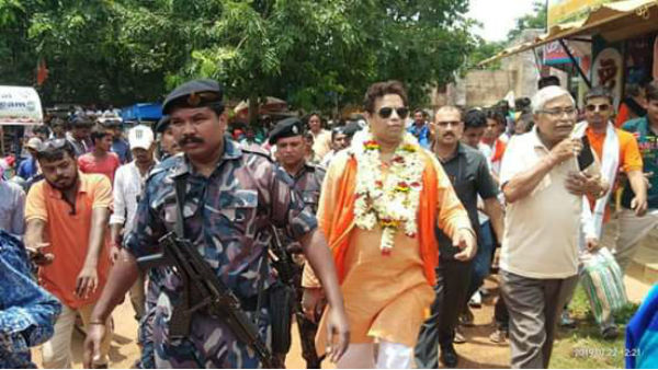 ত্রাণ নিতে গেলে কমিশন দিতে হচ্ছে ত্রাণ নিতে গেলে কমিশন দিতে হচ্ছে