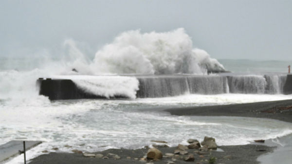 ঘূর্ণিঝড় মুম্বই উপকূলে আছড়ে পড়ার সময় গতিবেগ
