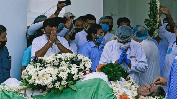 শেষ শ্রদ্ধার জন্য ১ ঘন্টার অপেক্ষা শেষ শ্রদ্ধার জন্য ১ ঘন্টার অপেক্ষা