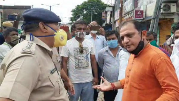 ধর্না মঞ্চ থেকে গ্রেফতার রাজু বন্দ্যোপাধ্যায়