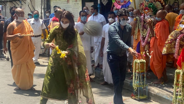 রথের রশিতে টান নুসরতের রথের রশিতে টান নুসরতের