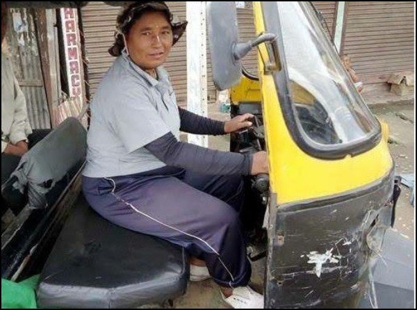 করোনা লড়াইয়ে সামিল এক মহিলা ড্রাইভার