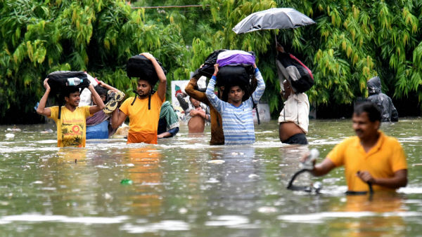 বাসিন্দারা উঁচু জায়গায় চলে যাচ্ছেন