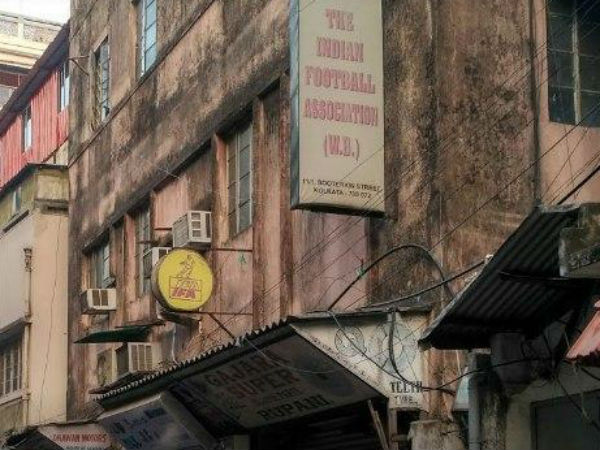 প্রিমিয়র লিগেও কী আইএফএ-র প্রতীক দেওয়া বলে খেলা