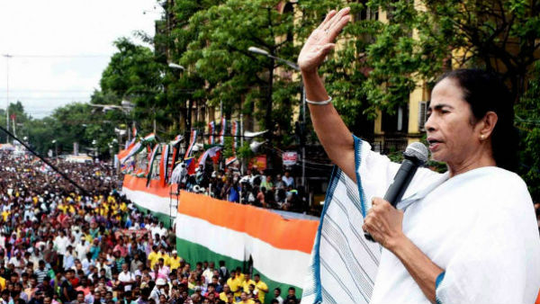 মানুষের পাশে থাকতে হবে : মমতা