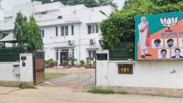মুকুলের বাড়ি থেকে উধাও মোদী-শাহের ফ্লেক্স মুকুলের বাড়ি থেকে উধাও মোদী-শাহের ফ্লেক্স