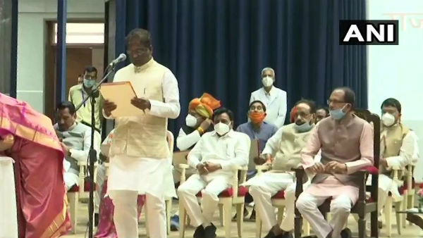 সামাজিক দূরত্ব মেনেই শপথ সামাজিক দূরত্ব মেনেই শপথ