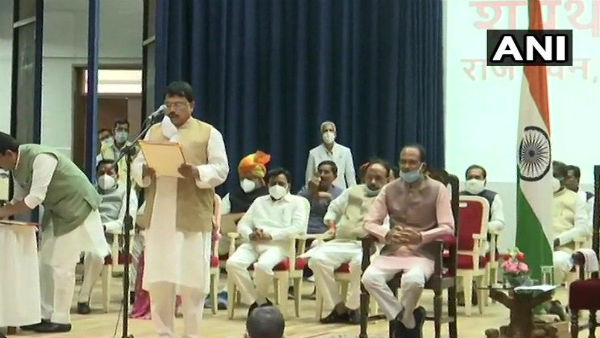 শপথ ২০ ক্যাবিনেট ও ৮ রাজ্যমন্ত্রী শপথ ২০ ক্যাবিনেট ও ৮ রাজ্যমন্ত্রী