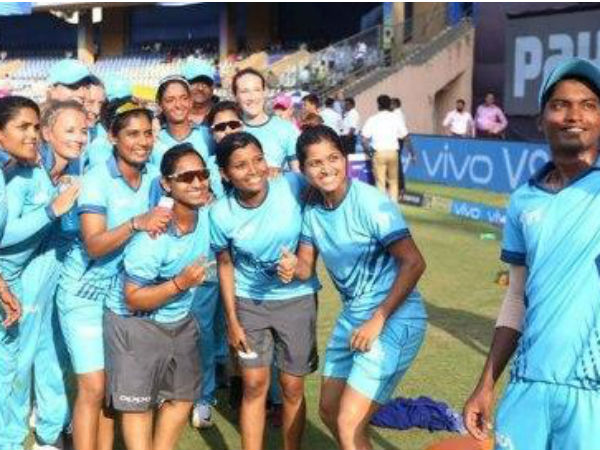 ইংল্যান্ডে হচ্ছে ছেলেদের ক্রিকেট