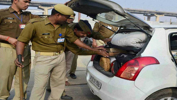 কাশ্মীরের কুলগামে আটক করা হয় দবিন্দরকে কাশ্মীরের কুলগামে আটক করা হয় দবিন্দরকে