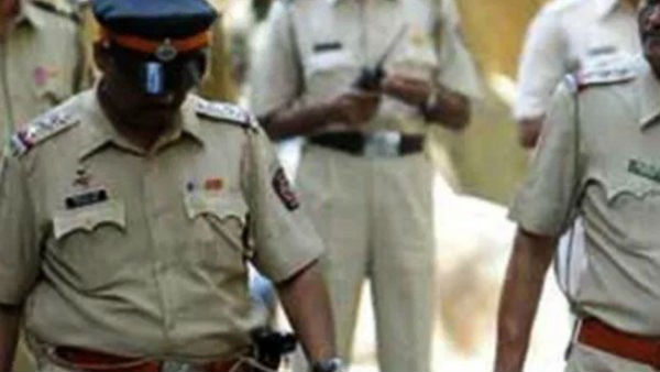 জিজ্ঞাসাবাদ শুরু করে পুলিশ জিজ্ঞাসাবাদ শুরু করে পুলিশ