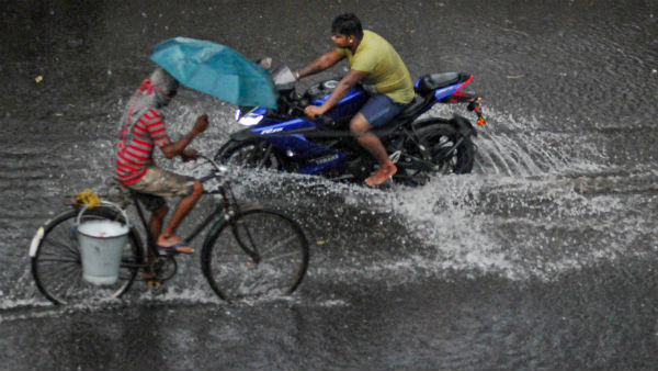 প্রত্যেক বর্ষাতেই জলমগ্ন কলকাতার চেনা ছবি চোখে পড়ে